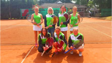 Eine Gruppe von sieben Frauen in gr&uuml;nen und wei&szlig;en Sportoutfits steht und kniet auf einem Tennisplatz mit Schl&auml;gern in der Hand. Namen: 1. Janine Frohl, 2. Boumanns, Jennifer,3. Osterberg, Jessica 4. Jennifer Richter, 5. Yvonne Richter, 6. Helene Winkels 7. Helena Lyhme, 8. Anouschka Gausmann, 9. Hannah L&ouml;rcks 8. Miriam Holt, 9. Antonia Hubbe, 10. Jennifer Elspass 11. Carolin Honnen, 12. Lisa L&ouml;rcks