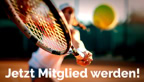 Tennisspieler schl&auml;gt einen Ball mit einem Schl&auml;ger, unscharfer Hintergrund, Text "Jetzt Mitglied werden!"