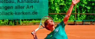 Ein Tennisspieler in gr&uuml;ner Kleidung schl&auml;gt auf einem Sandplatz auf, im Hintergrund ist eine gr&uuml;ne Hecke und eine Schiedsrichterbank zu sehen. Links oben befindet sich Text in deutscher Sprache.