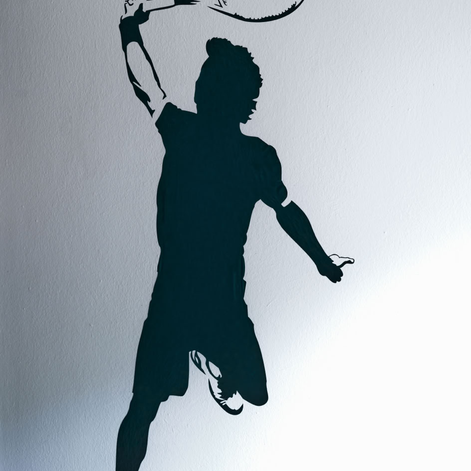 Silhouette einer Person, die einen Tennisschl&auml;ger schwingt.