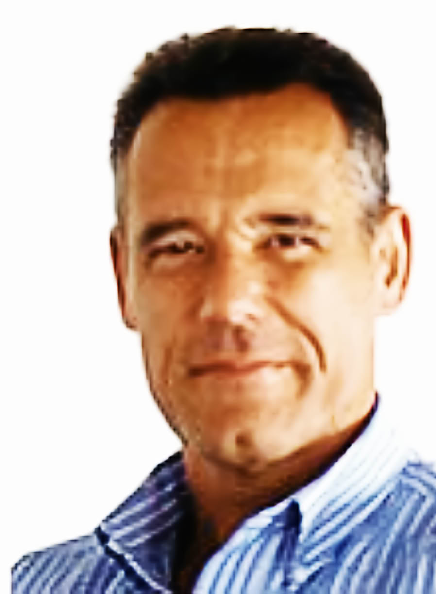 Mann mit kurzem dunklem Haar in einem gestreiften Hemd vor wei&szlig;em Hintergrund.