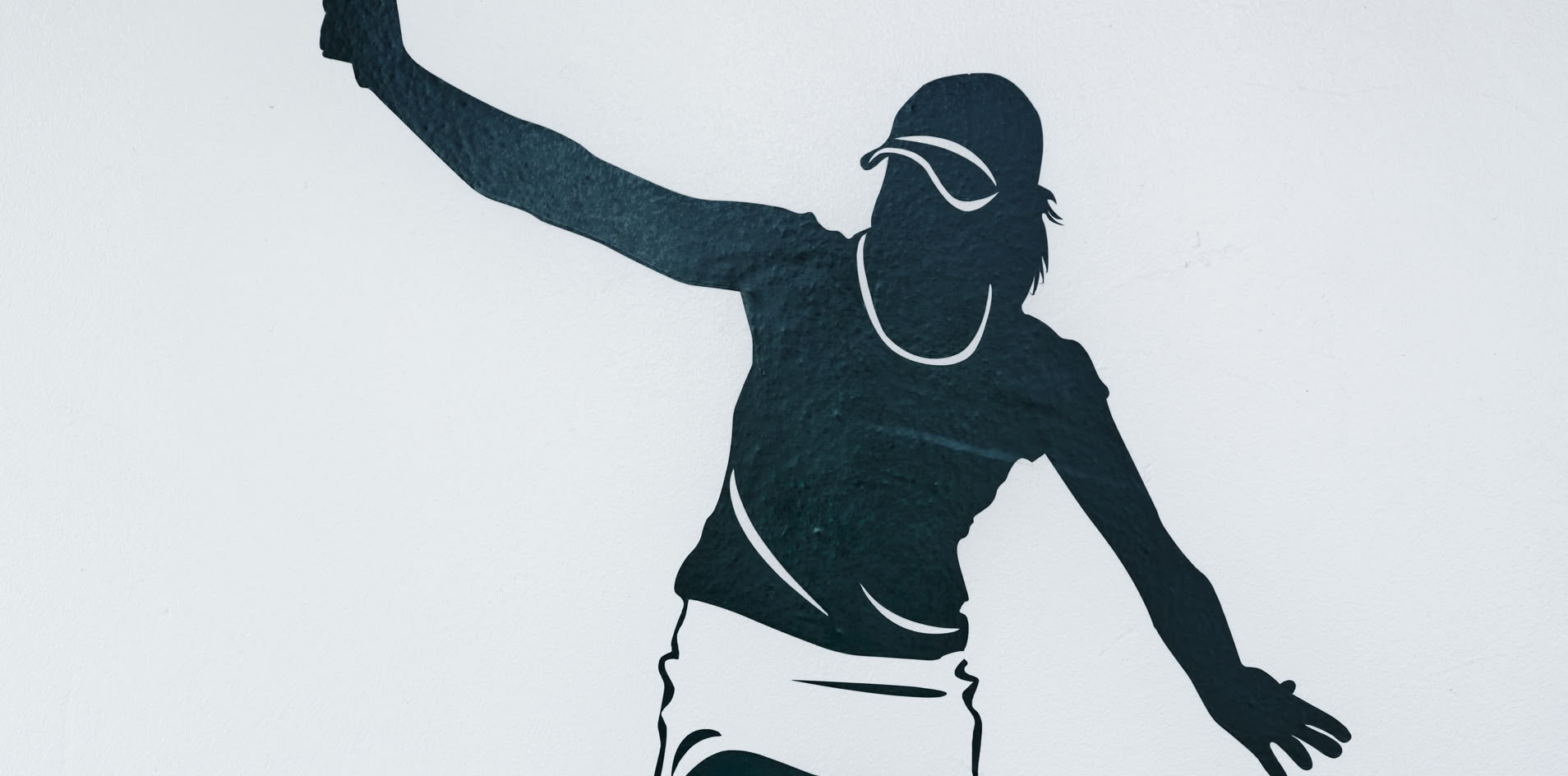 Silhouette einer Person, die Tennis spielt, mit erhobenem Schl&auml;ger.