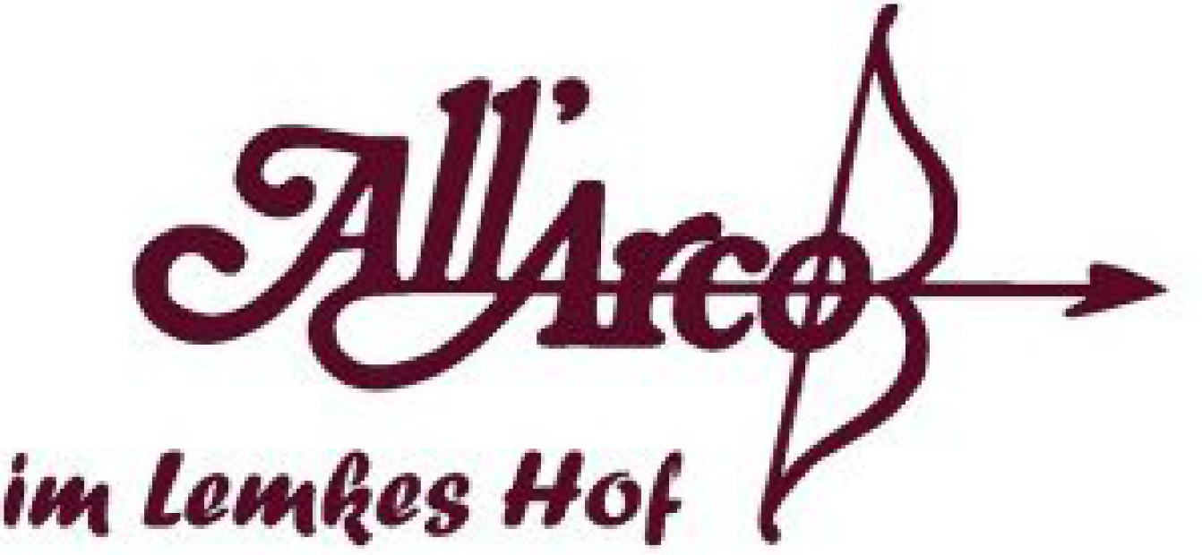 Schriftzug "All'Arco" mit einem stilisierten Bogen und Pfeil, darunter der Text "im Lemkes Hof".