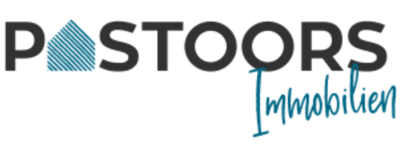 Logo mit dem Text "PASTOORS Immobilien", wobei der Buchstabe "A" durch ein stilisiertes Haus ersetzt ist.